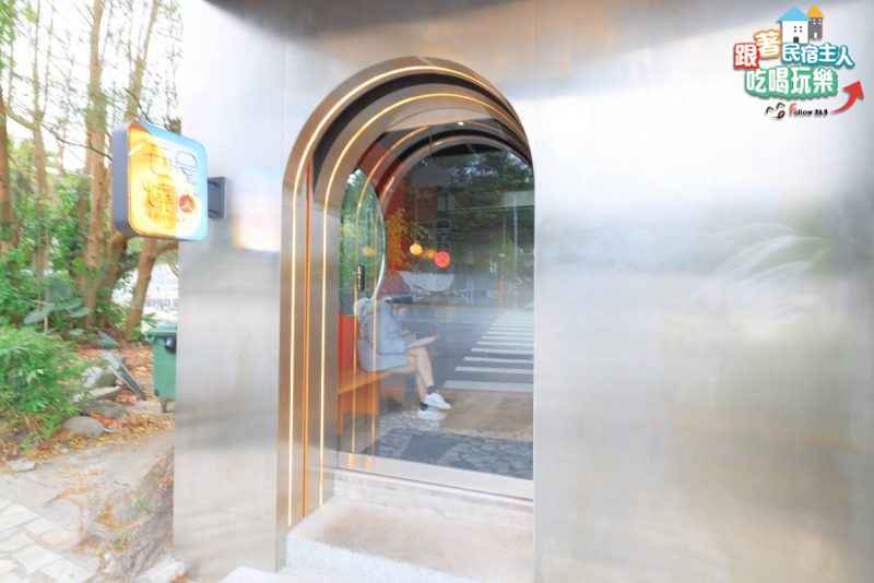 石屋燒烤招牌與植栽入口外觀,花蓮燒烤聚餐餐廳