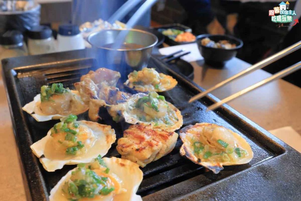 花蓮石屋燒烤門口圓拱門框搭配金色線條與白色外牆