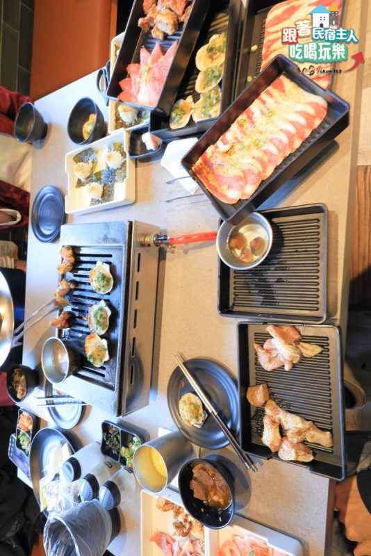 石屋燒烤扇貝加蒜蓉烤盤特寫,花蓮燒肉海鮮料理