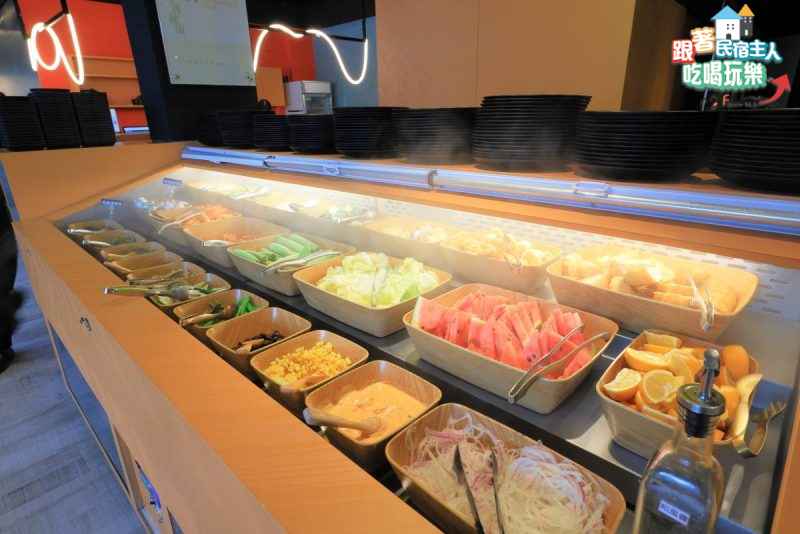 石屋燒烤桌面俯拍,烤盤海鮮肉盤醬料碟聚餐現場