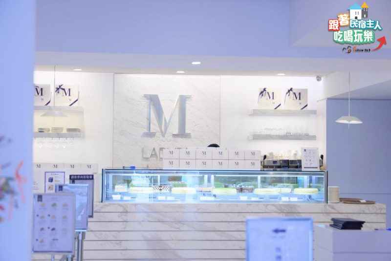 Lady M 冷藏展示櫃內排列整齊的多款整顆千層蛋糕