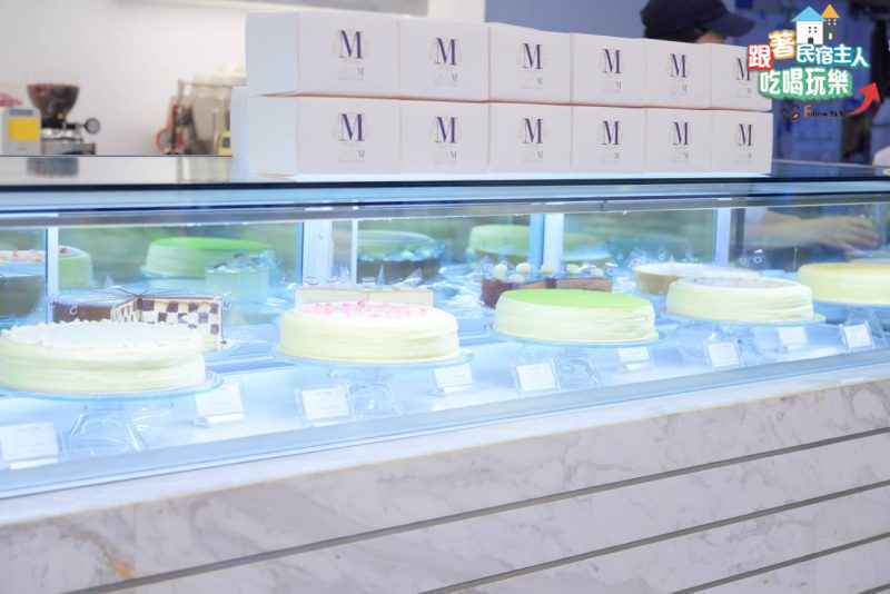 Lady M 台北旗艦店白色大理石櫃檯與後方 LADY M 立體字牆面