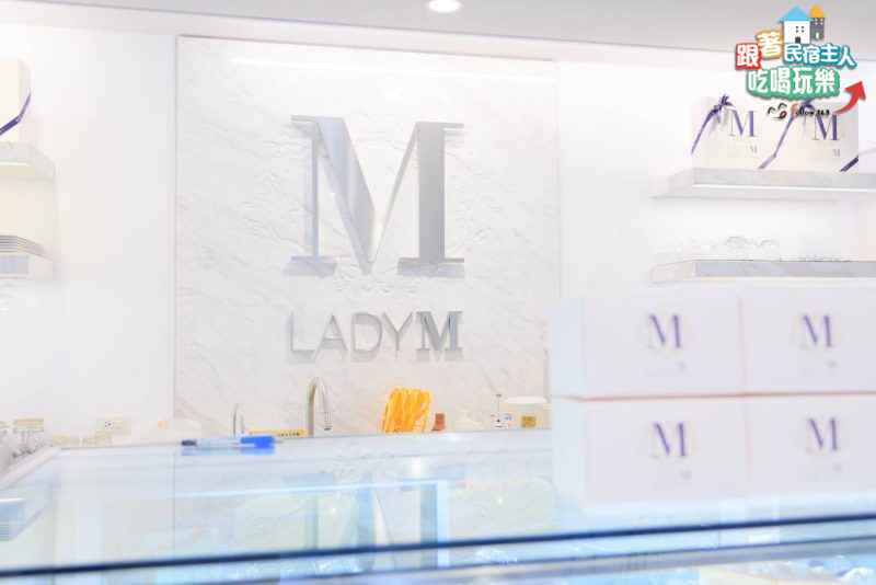 Lady M 白色外帶硬紙盒紫色緞帶品牌標誌包裝正面