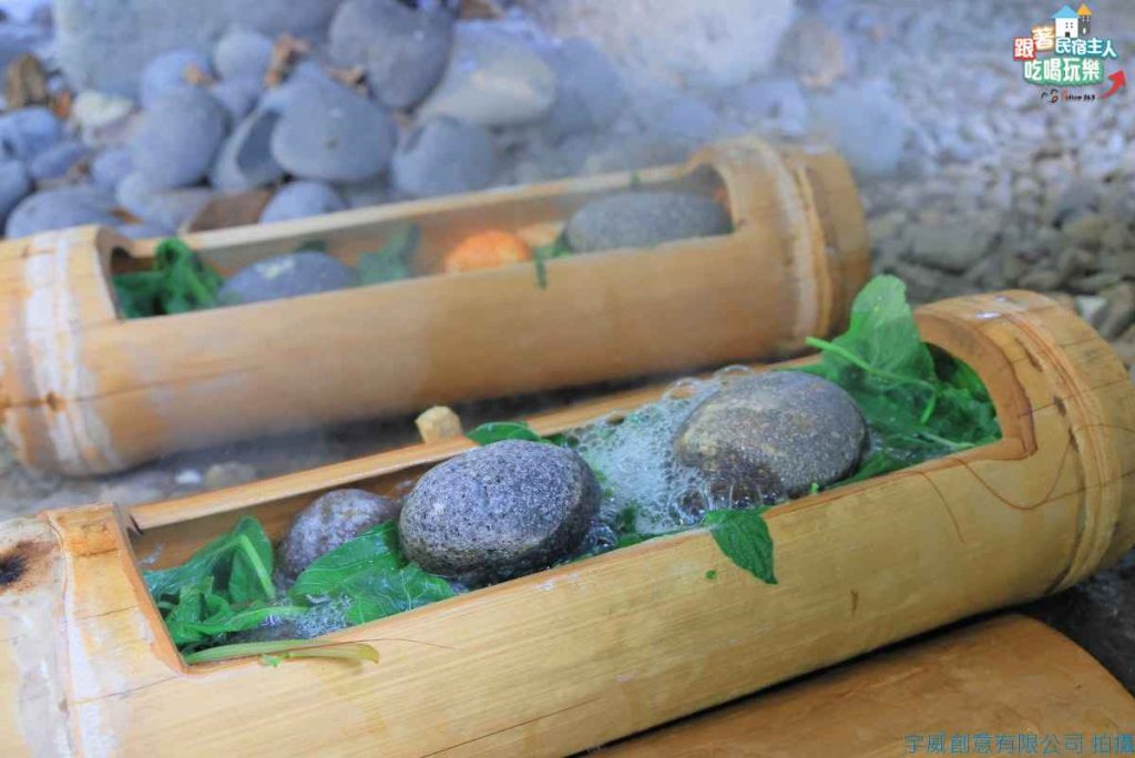 花蓮縣原住民族野菜學校室內展區,陳列各式原民野菜與乾燥植物佈置