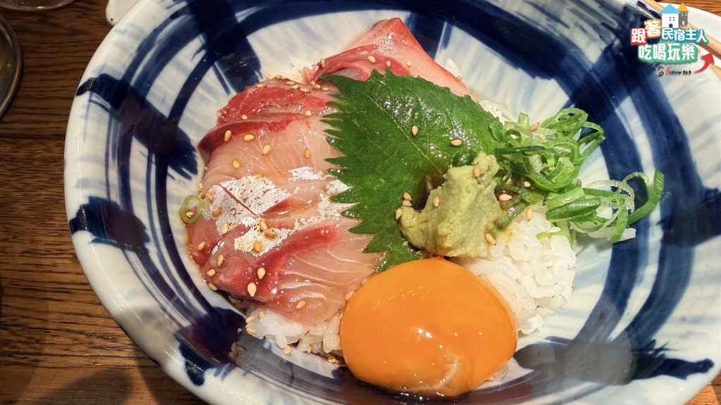 廣島站附近浜けん居酒屋入口,夜晚巷口掛著一整排寫有浜けん字樣的白色大燈籠