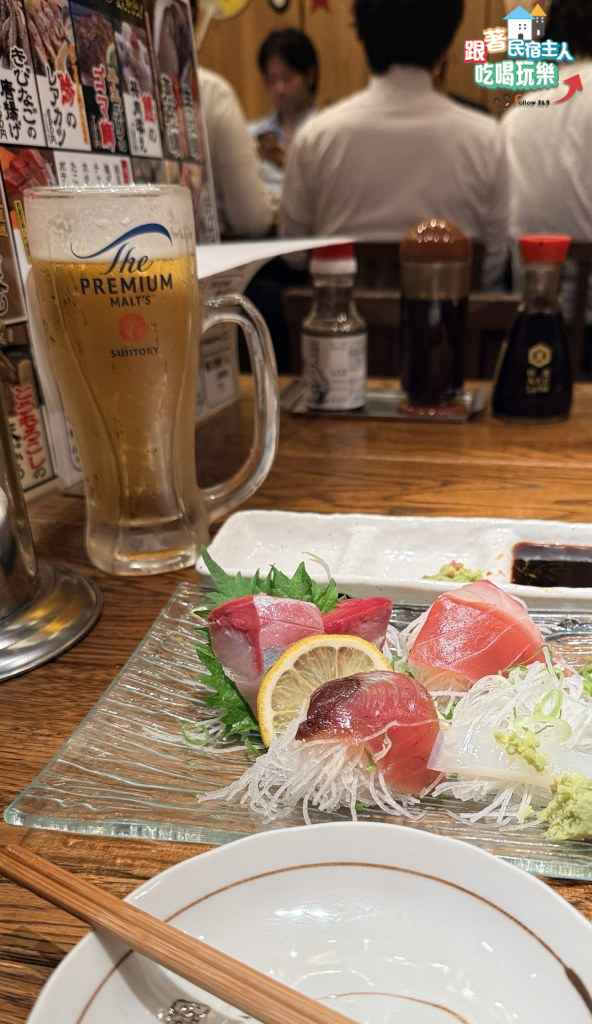 浜けん招牌漬魚丼,藍白花紋碗盛裝白肉魚與鮪魚,中間擺放橘黃生蛋黃並撒上白芝麻與蔥花