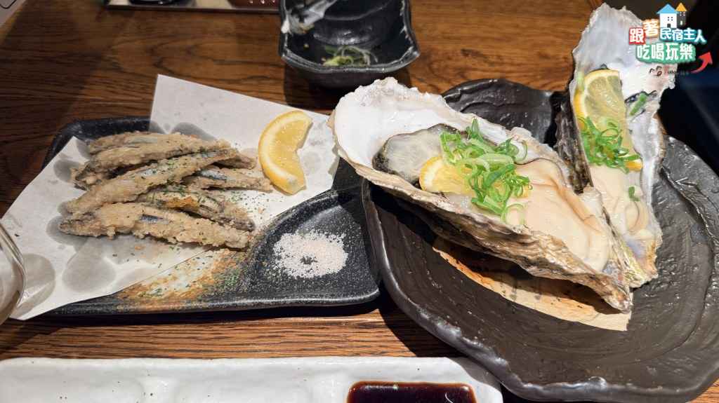 浜けん瀨戶內海生蠔,牡蠣殼內兩顆肥厚生蠔淋上特製醬汁與蔥花,旁邊附新鮮檸檬片