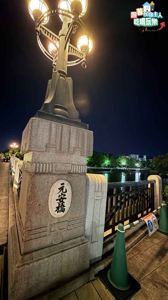 動員學徒慰靈塔石碑近照,碑上刻有中日文與英文說明,位於和平紀念公園樹蔭小徑旁