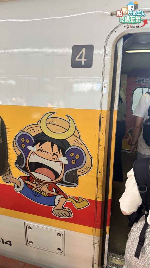 廣島某小站月台前的東橫inn外觀與公車站牌,背後山景安靜佇立