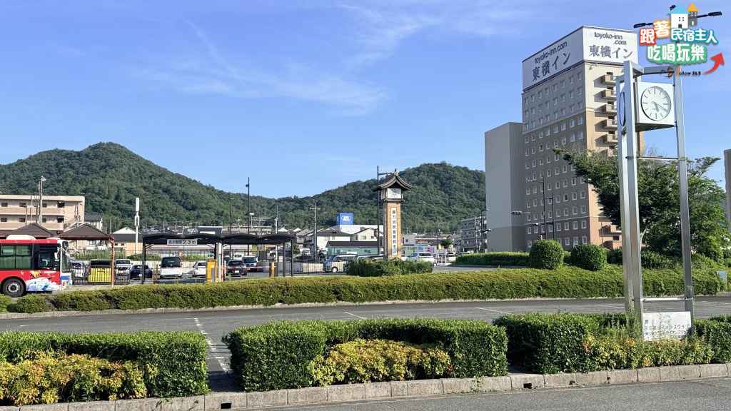 從新幹線車窗望出去的廣島近郊綠色稻田與蜿蜒河流,遠處山巒層疊