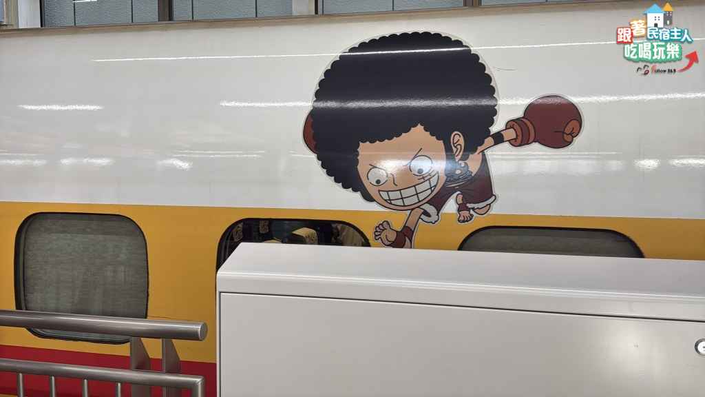 廣島市區路面電車復古綠色車身停靠月台,車頭顯示往廣島駅班次