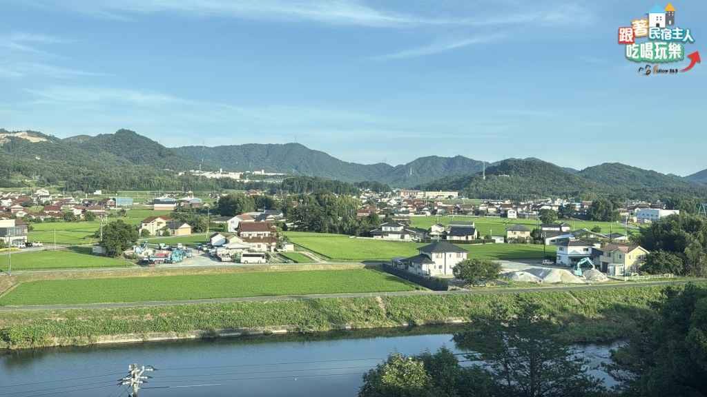 銀色流線型Rail Star新幹線滑進廣島月台,早晨陽光在車身上反射出光線