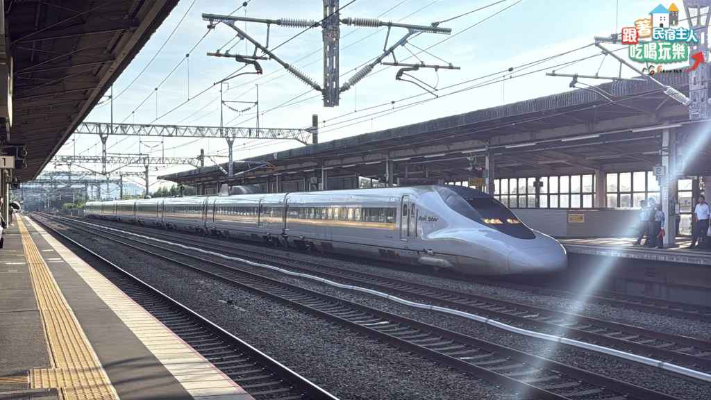 航海王彩繪新幹線車廂外觀,路飛爆炸頭造型揮拳大笑的彩繪塗裝特寫