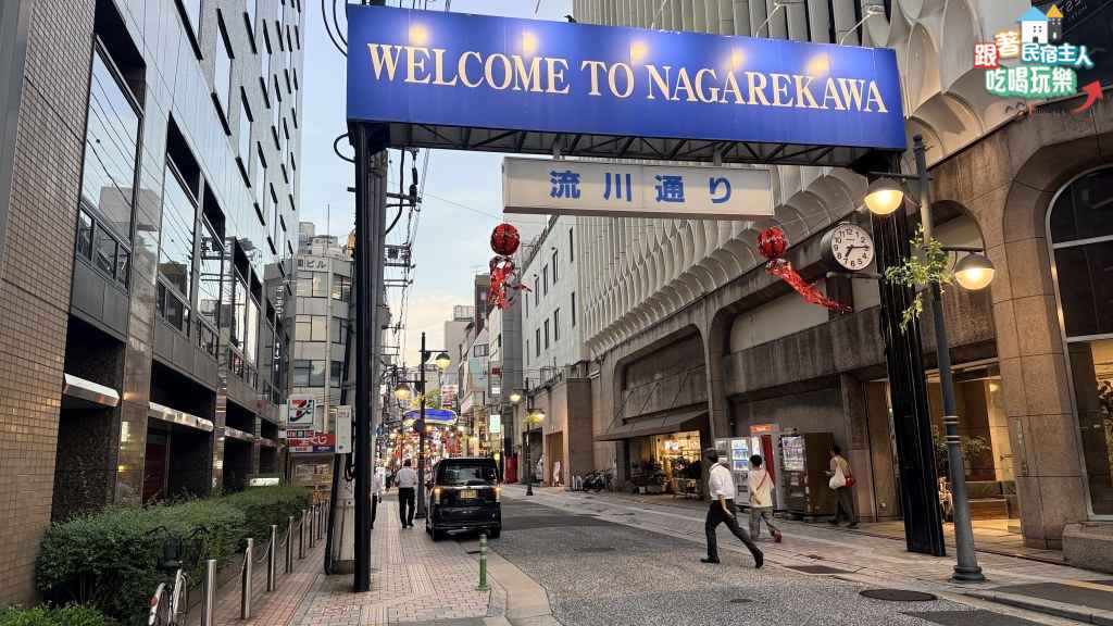 廣島本通商店街白色拱形天花板延伸景觀,行人悠閒散步其中