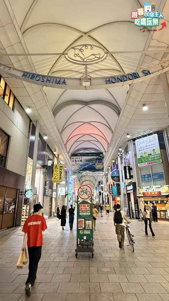 博多站博多口站前廣場夜晚全景,巨大金光閃閃的裝飾山笠立於廣場中央