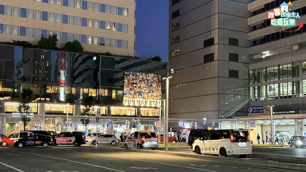 廣島站ekie商場Yebisu Bar吧台,倒掛晾乾的啤酒杯與生啤酒龍頭在燈光下發亮