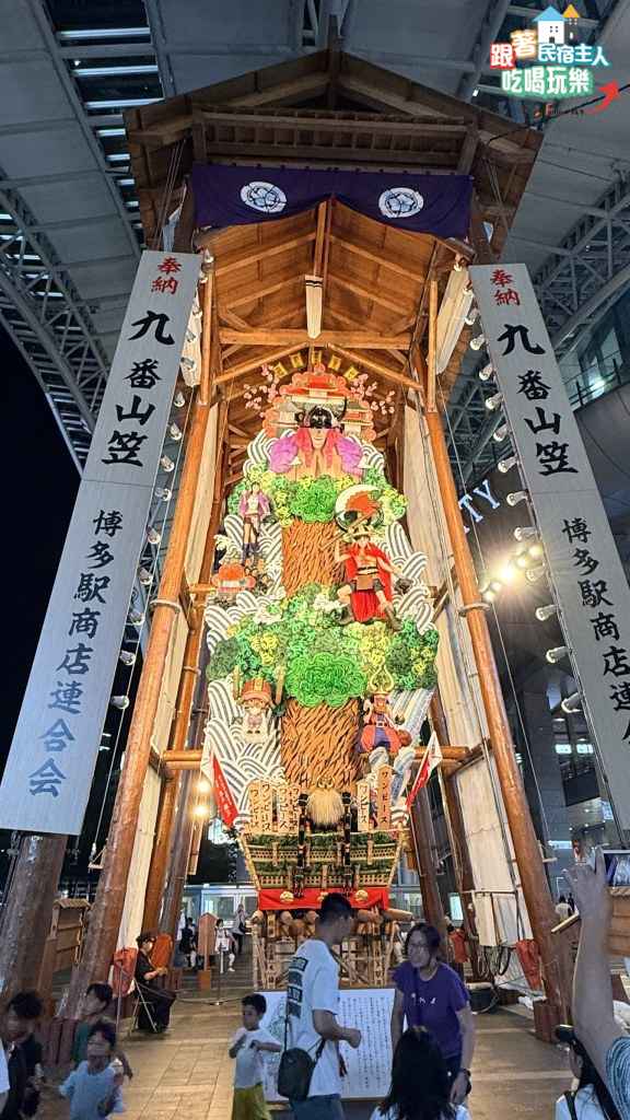 福岡機場國內線航廈2樓出發大廳土居流舁き山笠展示,孫悟空手持如意金箍棒