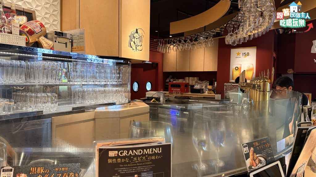 廣島飯店鐵道景觀房晨光照進房間,窗外是大片月台屋頂與遠處灰色高樓