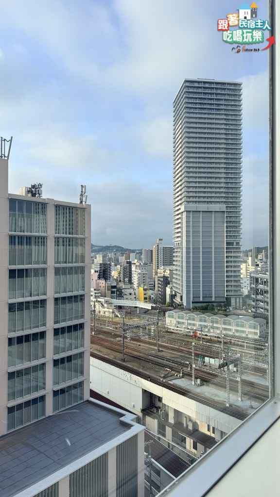廣島夜間從天橋回拍飯店大樓,窗燈幾乎全亮,樓下計程車來來去去