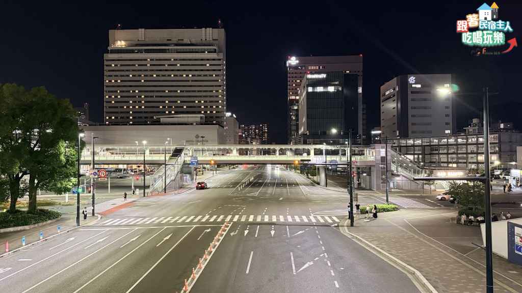 深夜廣島車站前大馬路空曠靜謐,紅綠燈閃爍,遠處喜來登與格蘭比亞飯店窗燈點點