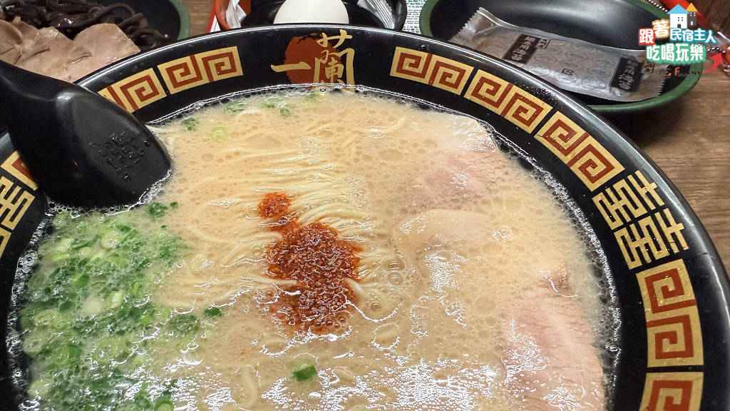一蘭本社総本店外觀,整棟大樓從低層到頂樓掛滿密密麻麻的紅色燈籠,攝於福岡中洲
