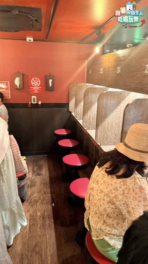 一蘭加點配料盤,包含半熟鹽味蛋、叉燒片、黑木耳絲與特製海苔擺放在小碟上