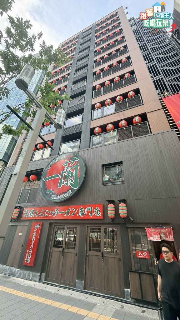 一蘭一樓入口處的自動食券機,旁邊貼有空席案內板顯示座位狀況