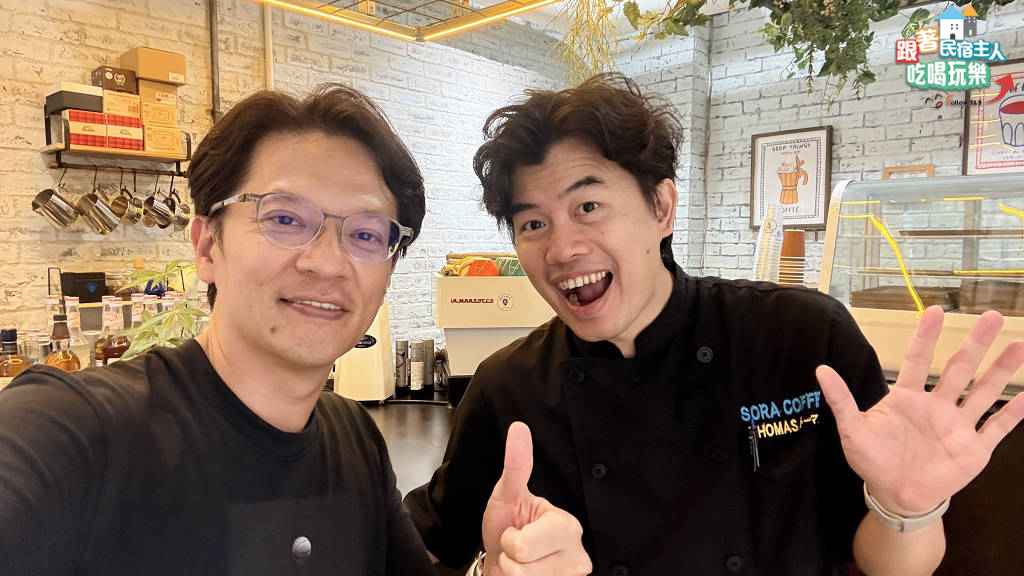 主理人Thomas身穿繡有SORA COFFEE字樣的黑色制服在吧台工作