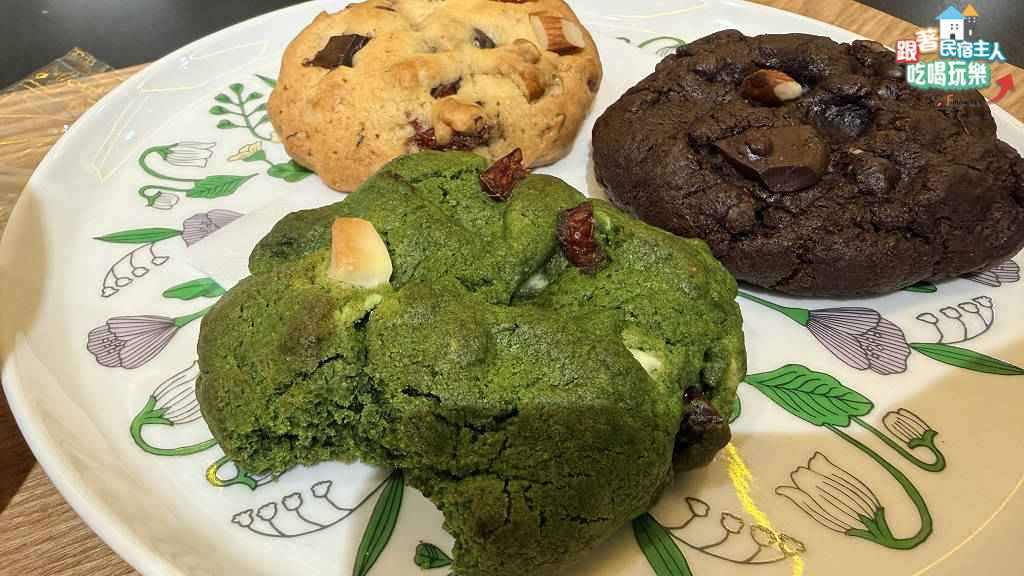 SORA COFFEE店內白磚牆搭配小盆栽與糖漿罐排列細節
