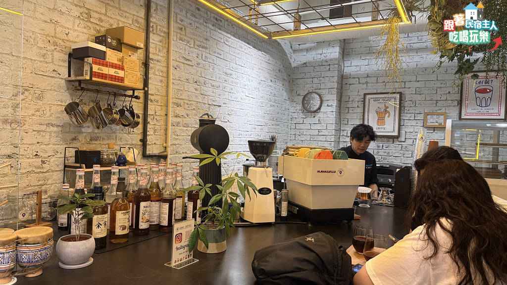 Thomas正在進行手沖咖啡,水柱穩定畫圈注水的過程