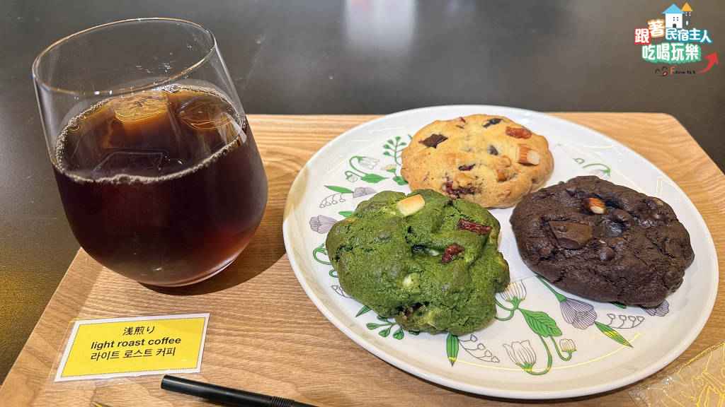 SORA COFFEE位於福岡博多祇園ZERO-TEN PARK大樓外觀,橘紅磚牆與金色霓虹燈招牌