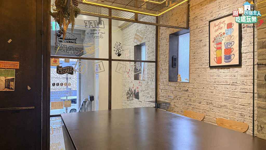 SORA COFFEE福岡店入口處玻璃門與手繪塗鴉LIFE IS SHORT MAKE IT SWEET字樣