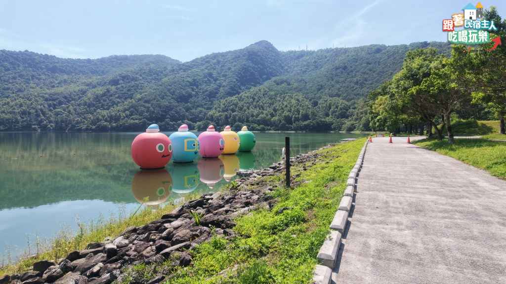 花蓮市日出大道C段五台五月天造型賽車停在格紋賽道地面上,粉紅色車款擺在最前排