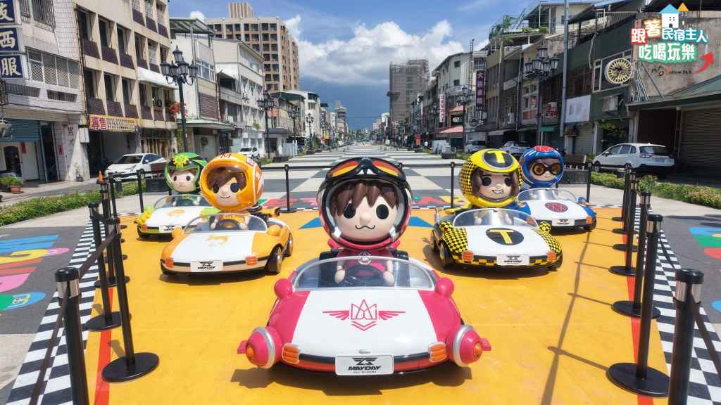 花蓮火車站一樓鯨奇廣場五月天五公仔排排站在彩色球體上迎接旅客