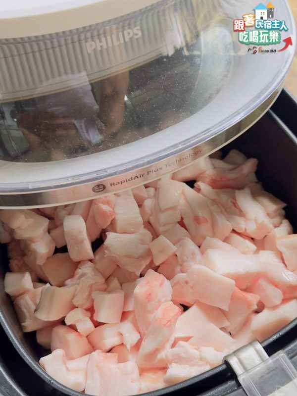 鍋底紅蔥豬油精華拌入白飯加醬油做成古早味豬油拌飯