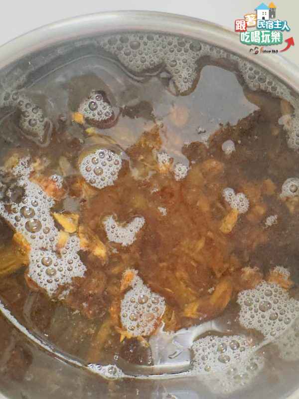 氣炸完成的豬板油與油蔥酥呈金黃色澤