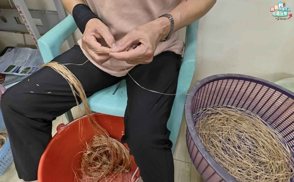 展示架上懸掛的一束束香蕉絲,顏色從淺黃到金褐色