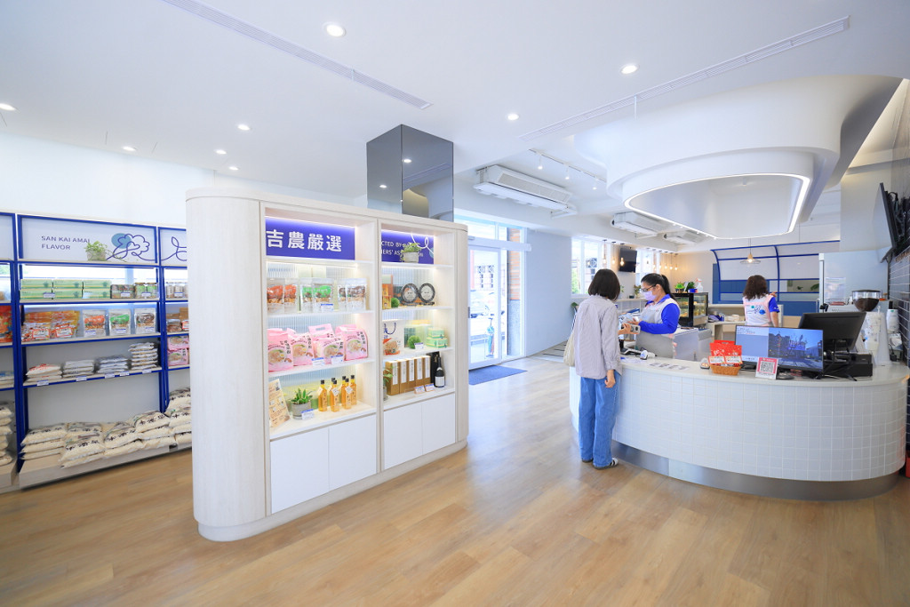 店內明亮的伴手禮農特產展售區與櫃檯