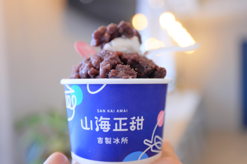 手捧紅豆冰品特寫畫面