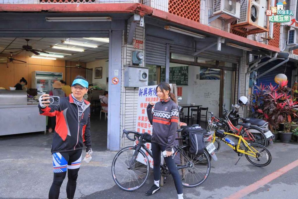 花東縱谷清晨路況,騎車者在玉里鎮街道上準備出發的畫面