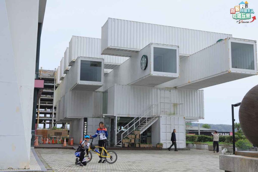 光復糖廠園區內整齊的歷史建築群與單車停放的旅行紀念照