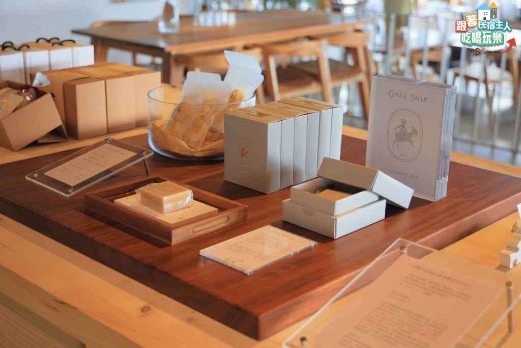 原野牧場室內疏落木桌椅陳設,採光明亮的用餐空間