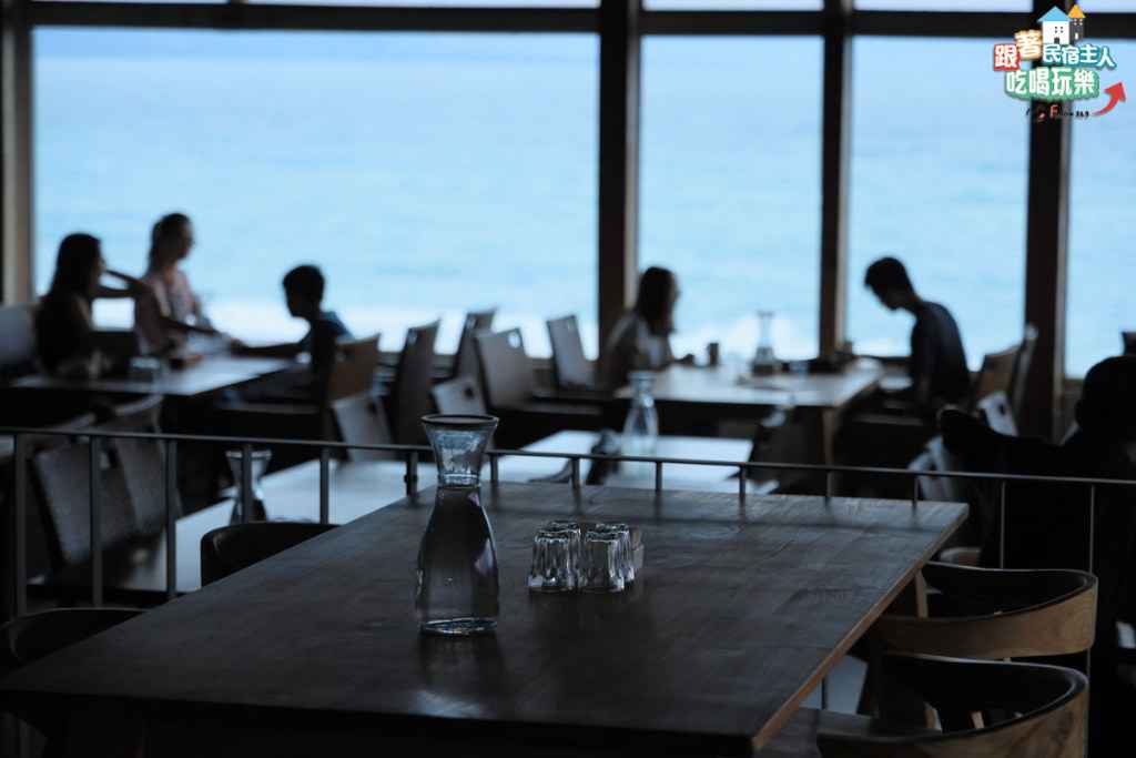 收銀吧檯旁展示櫃中印有黑色小山羊圖案的白色馬克杯,標價480元