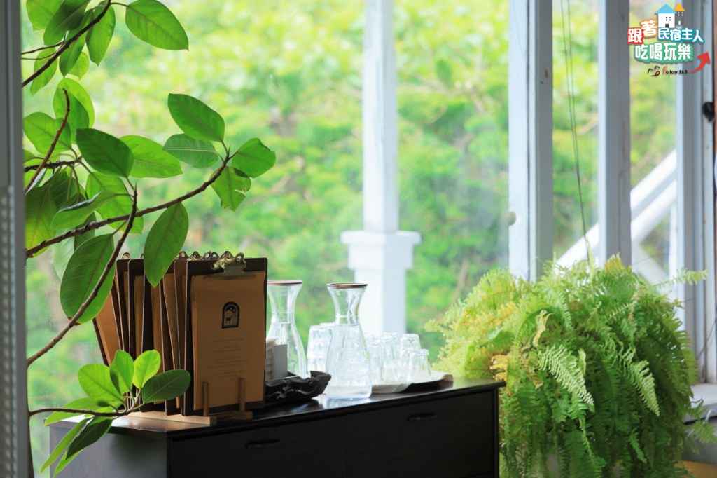 近拍時蔬沙拉搭麵包切片,甜椒茄子交錯擺盤細節