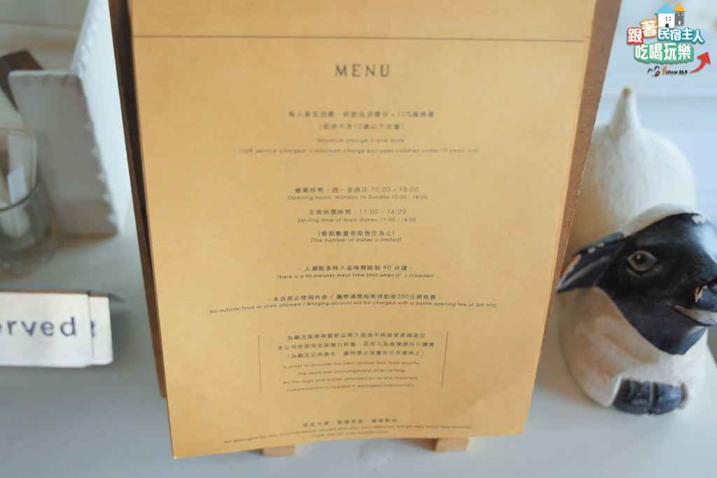 原野牧場室內全景,木樑縱橫屋頂,多桌客人用餐,窗外光線透入