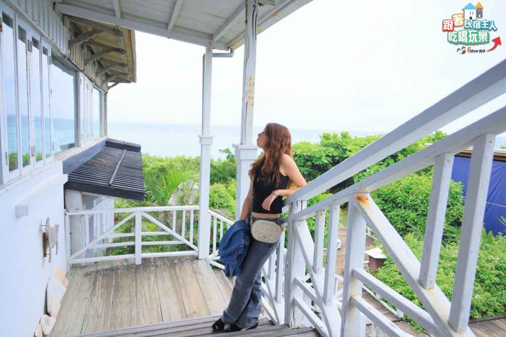 白色廊道欄杆外的七星潭海景全景,遠方山巒與沙灘視野