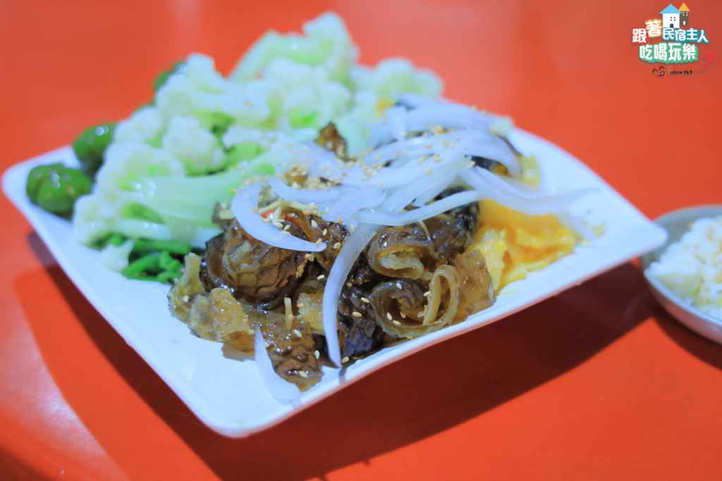 娜滋滋烤魚時令野菜小碟,包含苦瓜車輪片與白花椰菜等當季食材