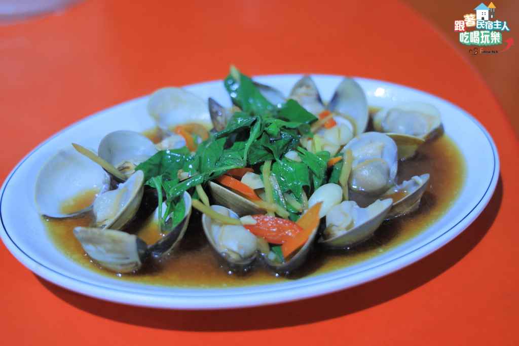 娜滋滋烤魚炒蛤蜊,以九層塔與紅蘿蔔爆炒,鮮甜醬汁濃郁