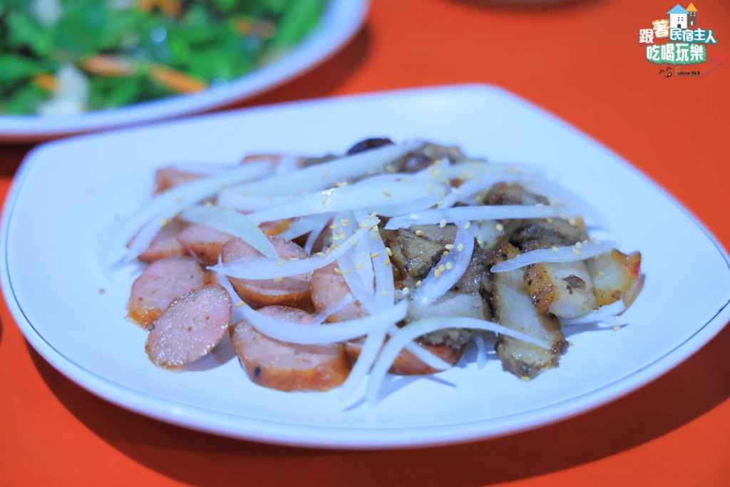 娜滋滋烤魚馬告香腸特寫,炭烤後表面帶焦色,散發山胡椒特有香氣