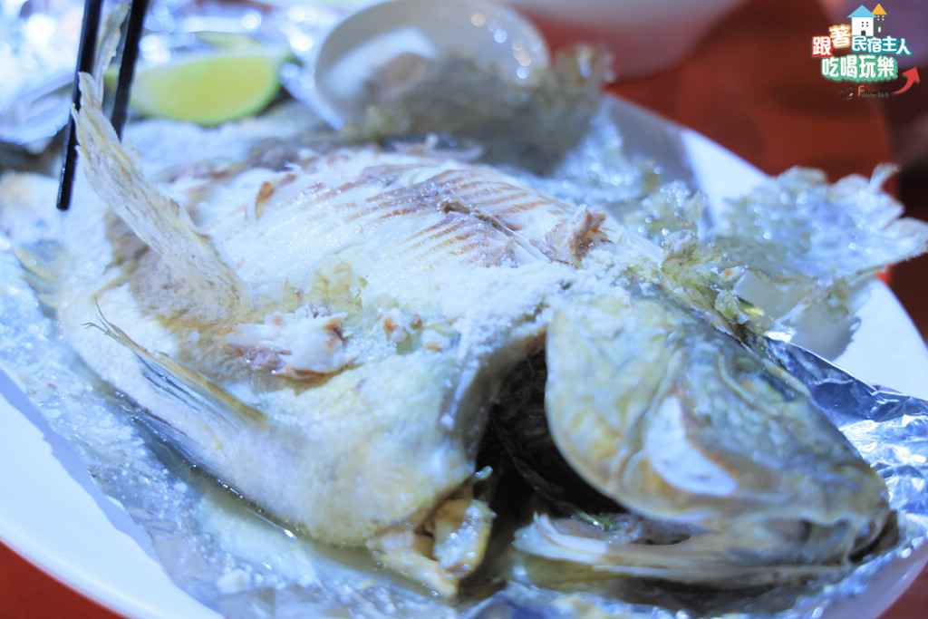 娜滋滋烤魚山蘇野菜採自山林的新鮮食材呈現